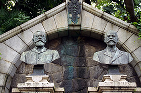 ベルツ（左）とスクリバの顕彰碑