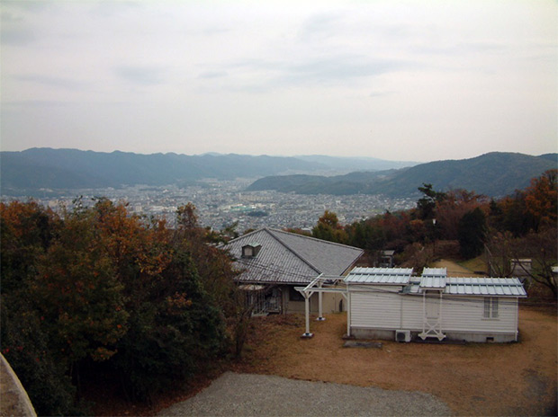 京大花山天文台から見た山科の街並み 手前の白い建物は歴史館