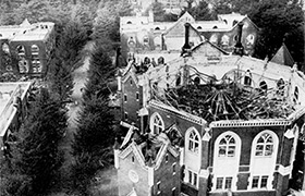 関東大震災で被災した八角講堂（『東京大学の百年：1877-1977』より転載）