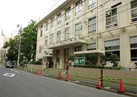 中央区立阪本小学校　左手奥の木立は坂本町公園
